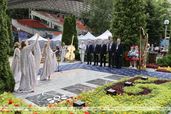 Именная звезда Анатолия Ярмоленко зажглась на Аллее звезд "Славянского базара в Витебске" Именная звезда Анатолия Ярмоленко зажглась на Аллее звезд "Славянского базара в Витебске"