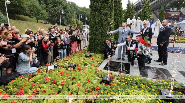 Именная звезда Анатолия Ярмоленко зажглась на Аллее звезд "Славянского базара в Витебске" Именная звезда Анатолия Ярмоленко зажглась на Аллее звезд "Славянского базара в Витебске"