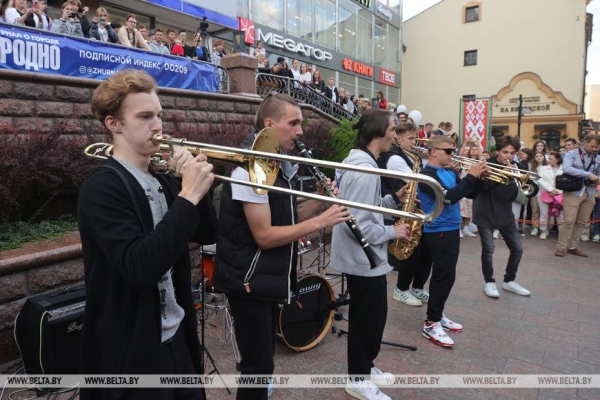 ФОТОФАКТ: Учащиеся Гродненского музыкального колледжа устроили флешмоб на День города ФОТОФАКТ: Учащиеся Гродненского музыкального колледжа устроили флешмоб на День города