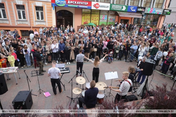 ФОТОФАКТ: Учащиеся Гродненского музыкального колледжа устроили флешмоб на День города ФОТОФАКТ: Учащиеся Гродненского музыкального колледжа устроили флешмоб на День города