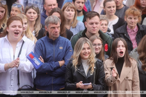 ФОТОФАКТ: Учащиеся Гродненского музыкального колледжа устроили флешмоб на День города ФОТОФАКТ: Учащиеся Гродненского музыкального колледжа устроили флешмоб на День города