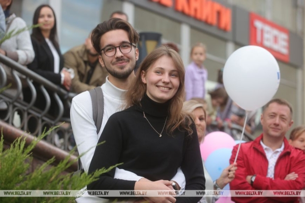 ФОТОФАКТ: Учащиеся Гродненского музыкального колледжа устроили флешмоб на День города ФОТОФАКТ: Учащиеся Гродненского музыкального колледжа устроили флешмоб на День города