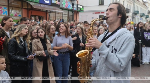 ФОТОФАКТ: Учащиеся Гродненского музыкального колледжа устроили флешмоб на День города ФОТОФАКТ: Учащиеся Гродненского музыкального колледжа устроили флешмоб на День города