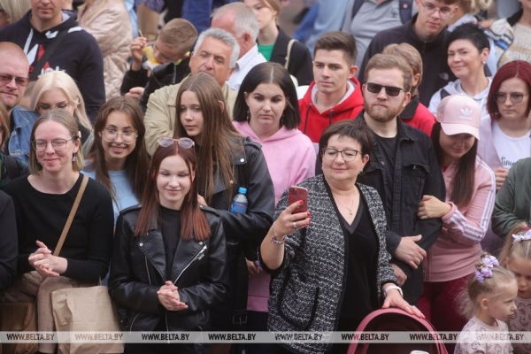 ФОТОФАКТ: Учащиеся Гродненского музыкального колледжа устроили флешмоб на День города ФОТОФАКТ: Учащиеся Гродненского музыкального колледжа устроили флешмоб на День города