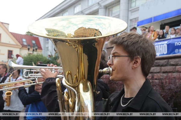 ФОТОФАКТ: Учащиеся Гродненского музыкального колледжа устроили флешмоб на День города ФОТОФАКТ: Учащиеся Гродненского музыкального колледжа устроили флешмоб на День города