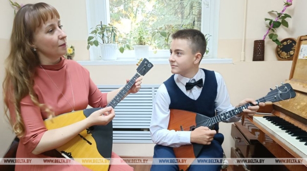 РЕПОРТАЖ о музыканте - педагоге детской школы искусств из Витебска и ее юных виртуозах-балалаечниках РЕПОРТАЖ о музыканте - педагоге детской школы искусств из Витебска и ее юных виртуозах-балалаечниках