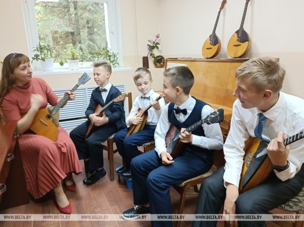 РЕПОРТАЖ о музыканте - педагоге детской школы искусств из Витебска и ее юных виртуозах-балалаечниках РЕПОРТАЖ о музыканте - педагоге детской школы искусств из Витебска и ее юных виртуозах-балалаечниках