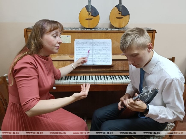 РЕПОРТАЖ о музыканте - педагоге детской школы искусств из Витебска и ее юных виртуозах-балалаечниках РЕПОРТАЖ о музыканте - педагоге детской школы искусств из Витебска и ее юных виртуозах-балалаечниках