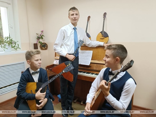 РЕПОРТАЖ о музыканте - педагоге детской школы искусств из Витебска и ее юных виртуозах-балалаечниках РЕПОРТАЖ о музыканте - педагоге детской школы искусств из Витебска и ее юных виртуозах-балалаечниках