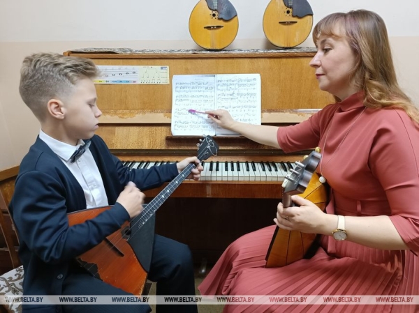 РЕПОРТАЖ о музыканте - педагоге детской школы искусств из Витебска и ее юных виртуозах-балалаечниках РЕПОРТАЖ о музыканте - педагоге детской школы искусств из Витебска и ее юных виртуозах-балалаечниках