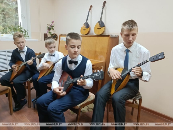 РЕПОРТАЖ о музыканте - педагоге детской школы искусств из Витебска и ее юных виртуозах-балалаечниках РЕПОРТАЖ о музыканте - педагоге детской школы искусств из Витебска и ее юных виртуозах-балалаечниках