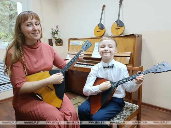РЕПОРТАЖ о музыканте - педагоге детской школы искусств из Витебска и ее юных виртуозах-балалаечниках РЕПОРТАЖ о музыканте - педагоге детской школы искусств из Витебска и ее юных виртуозах-балалаечниках