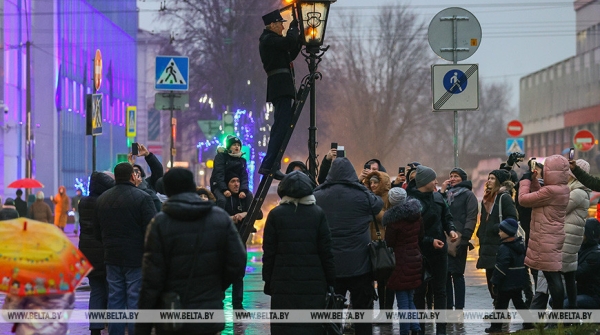 Брестский фонарщик будет зажигать огни под аккомпанемент оркестра Дедов Морозов и Снегурочек Брестский фонарщик будет зажигать огни под аккомпанемент оркестра Дедов Морозов и Снегурочек