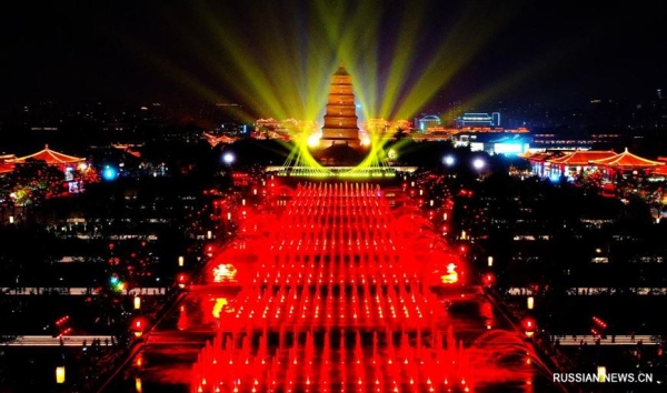 ФОТОФАКТ: Светомузыкальный фонтан в китайском городе Сиань ФОТОФАКТ: Светомузыкальный фонтан в китайском городе Сиань