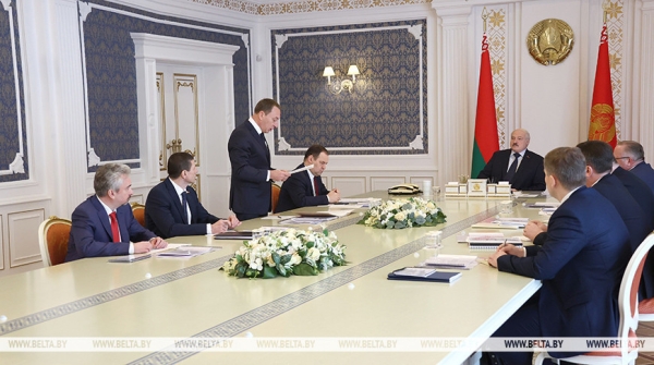 Российский "зонтик", новая страница в IT, первая леди и свечка с земляками. Итоги предпасхальной недели Президента Российский "зонтик", новая страница в IT, первая леди и свечка с земляками. Итоги предпасхальной недели Президента