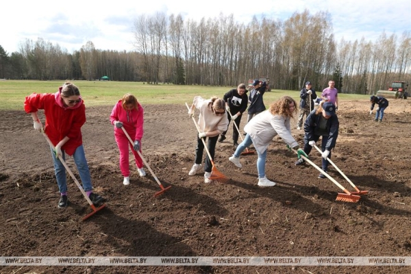 "Каждый год надо привносить изюминку". Лукашенко на субботнике трудится в мемориальном комплексе "Хатынь" "Каждый год надо привносить изюминку". Лукашенко на субботнике трудится в мемориальном комплексе "Хатынь"