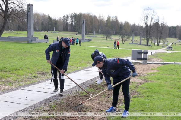 "Каждый год надо привносить изюминку". Лукашенко на субботнике трудится в мемориальном комплексе "Хатынь" "Каждый год надо привносить изюминку". Лукашенко на субботнике трудится в мемориальном комплексе "Хатынь"