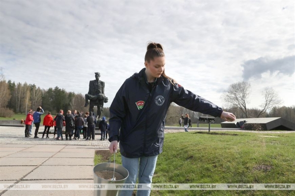 "Каждый год надо привносить изюминку". Лукашенко на субботнике трудится в мемориальном комплексе "Хатынь" "Каждый год надо привносить изюминку". Лукашенко на субботнике трудится в мемориальном комплексе "Хатынь"
