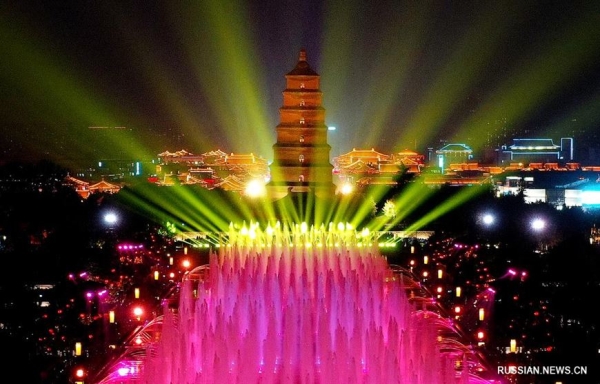 ФОТОФАКТ: Светомузыкальный фонтан в китайском городе Сиань ФОТОФАКТ: Светомузыкальный фонтан в китайском городе Сиань