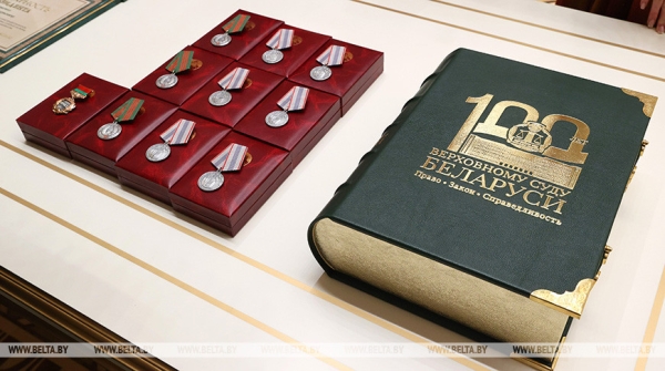 Лукашенко вручил госнаграды судьям Верховного Суда Лукашенко вручил госнаграды судьям Верховного Суда