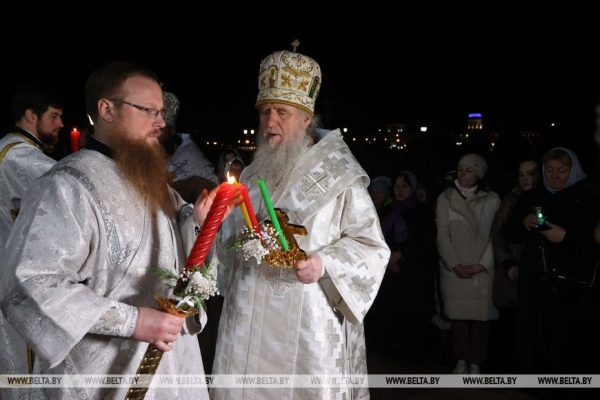 ФОТОФАКТ: Торжественные богослужения на Светлое Христово Воскресение ФОТОФАКТ: Торжественные богослужения на Светлое Христово Воскресение