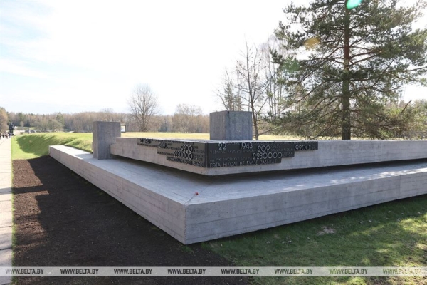 "Каждый год надо привносить изюминку". Лукашенко на субботнике трудится в мемориальном комплексе "Хатынь" "Каждый год надо привносить изюминку". Лукашенко на субботнике трудится в мемориальном комплексе "Хатынь"