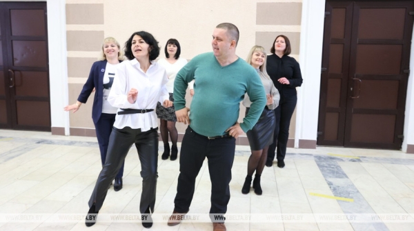 "Саш, покажи Шварценеггера!" Библиотекари из Петрикова стали звездами соцсетей "Саш, покажи Шварценеггера!" Библиотекари из Петрикова стали звездами соцсетей