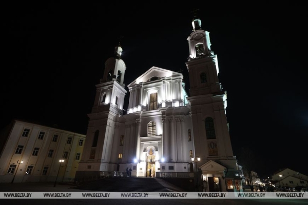 ФОТОФАКТ: Торжественные богослужения на Светлое Христово Воскресение ФОТОФАКТ: Торжественные богослужения на Светлое Христово Воскресение