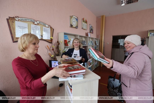 "Саш, покажи Шварценеггера!" Библиотекари из Петрикова стали звездами соцсетей "Саш, покажи Шварценеггера!" Библиотекари из Петрикова стали звездами соцсетей