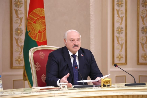 Прибавка к пенсиям, помощь Донбассу, гость из Питера и дубовая роща. Подробности трудовой недели Президента Прибавка к пенсиям, помощь Донбассу, гость из Питера и дубовая роща. Подробности трудовой недели Президента