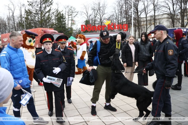 Рев моторов, выступление ОМОНа и кинологов. Как в Минске праздновали столетие БФСО "Динамо" Рев моторов, выступление ОМОНа и кинологов. Как в Минске праздновали столетие БФСО "Динамо"