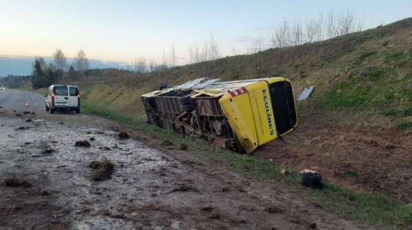 Автобус с пассажирами съехал в кювет на трассе М7 Автобус с пассажирами съехал в кювет на трассе М7