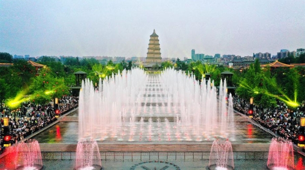 ФОТОФАКТ: Светомузыкальный фонтан в китайском городе Сиань ФОТОФАКТ: Светомузыкальный фонтан в китайском городе Сиань