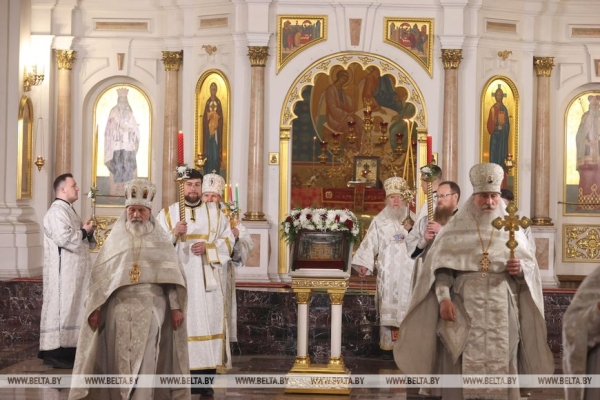 ФОТОФАКТ: Торжественные богослужения на Светлое Христово Воскресение ФОТОФАКТ: Торжественные богослужения на Светлое Христово Воскресение