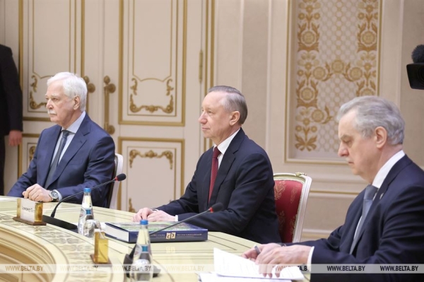 Прибавка к пенсиям, помощь Донбассу, гость из Питера и дубовая роща. Подробности трудовой недели Президента Прибавка к пенсиям, помощь Донбассу, гость из Питера и дубовая роща. Подробности трудовой недели Президента