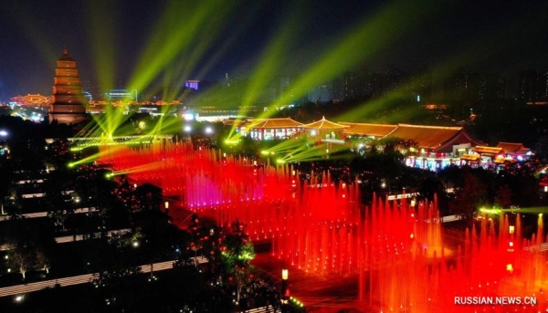 ФОТОФАКТ: Светомузыкальный фонтан в китайском городе Сиань ФОТОФАКТ: Светомузыкальный фонтан в китайском городе Сиань