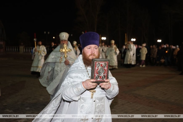 ФОТОФАКТ: Торжественные богослужения на Светлое Христово Воскресение ФОТОФАКТ: Торжественные богослужения на Светлое Христово Воскресение
