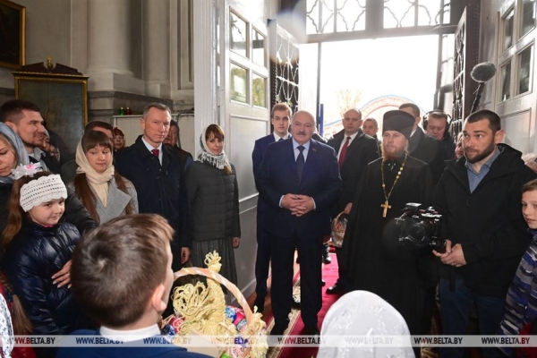 Российский "зонтик", новая страница в IT, первая леди и свечка с земляками. Итоги предпасхальной недели Президента Российский "зонтик", новая страница в IT, первая леди и свечка с земляками. Итоги предпасхальной недели Президента