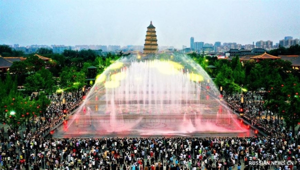 ФОТОФАКТ: Светомузыкальный фонтан в китайском городе Сиань ФОТОФАКТ: Светомузыкальный фонтан в китайском городе Сиань