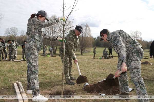 "Каждый год надо привносить изюминку". Лукашенко на субботнике трудится в мемориальном комплексе "Хатынь" "Каждый год надо привносить изюминку". Лукашенко на субботнике трудится в мемориальном комплексе "Хатынь"