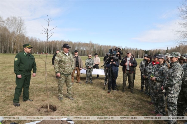 "Каждый год надо привносить изюминку". Лукашенко на субботнике трудится в мемориальном комплексе "Хатынь" "Каждый год надо привносить изюминку". Лукашенко на субботнике трудится в мемориальном комплексе "Хатынь"