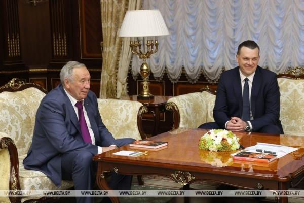 Лукашенко встретился с президентом Федерации тенниса России Тарпищевым Лукашенко встретился с президентом Федерации тенниса России Тарпищевым