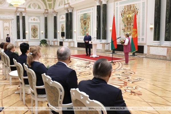 Российский "зонтик", новая страница в IT, первая леди и свечка с земляками. Итоги предпасхальной недели Президента Российский "зонтик", новая страница в IT, первая леди и свечка с земляками. Итоги предпасхальной недели Президента