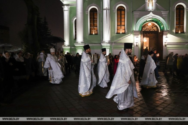 ФОТОФАКТ: Торжественные богослужения на Светлое Христово Воскресение ФОТОФАКТ: Торжественные богослужения на Светлое Христово Воскресение