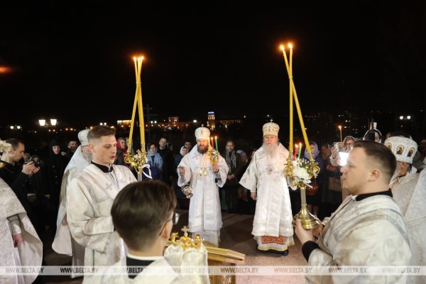 ФОТОФАКТ: Торжественные богослужения на Светлое Христово Воскресение ФОТОФАКТ: Торжественные богослужения на Светлое Христово Воскресение