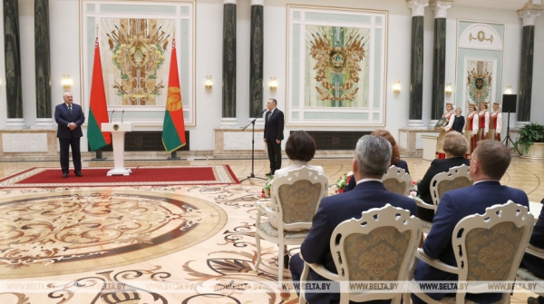 Лукашенко: белорусские суды до сих пор ощущают информационное и психологическое давление, но выдерживают его Лукашенко: белорусские суды до сих пор ощущают информационное и психологическое давление, но выдерживают его