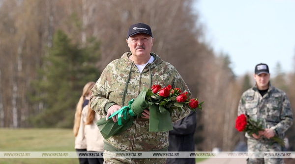 "Каждый год надо привносить изюминку". Лукашенко на субботнике трудится в мемориальном комплексе "Хатынь" "Каждый год надо привносить изюминку". Лукашенко на субботнике трудится в мемориальном комплексе "Хатынь"