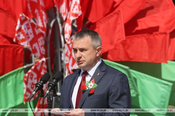 ФОТОРЕПОРТАЖ: В Беларуси чествовали главные символы государства - флаг, герб и гимн ФОТОРЕПОРТАЖ: В Беларуси чествовали главные символы государства - флаг, герб и гимн