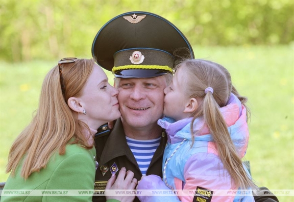 "Друзья просят папу передать автографы". История самого популярного военкома белорусского интернета "Друзья просят папу передать автографы". История самого популярного военкома белорусского интернета