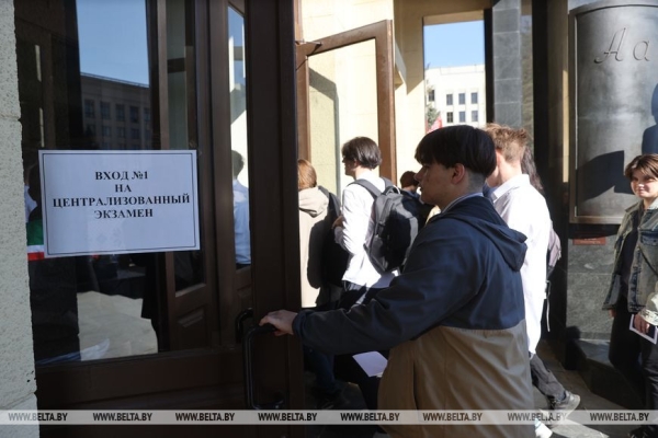 "Меньше нервов, больше толка". Репортаж о том, как столичные школьники сдавали первый в истории ЦЭ "Меньше нервов, больше толка". Репортаж о том, как столичные школьники сдавали первый в истории ЦЭ